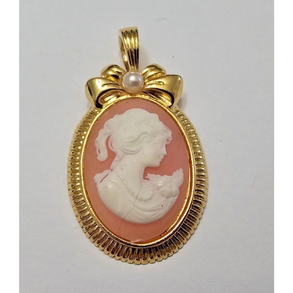Vintage Avon 1988 Romantic Portraits Faux Pearl Cameo Gold Tone Pendant